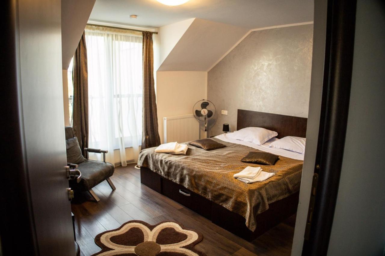 Pensiunea Casa Zece Turda Esterno foto